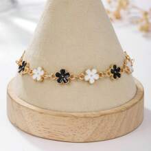 1 pieza Brazalete de tiro oxidado con flor de crisantemo dorada de moda, diseño elegante y fresco en blanco y negro, adecuado para viajar, vacaciones y uso diario