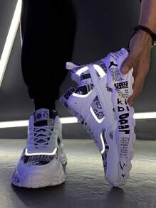 Zapatillas deportivas casuales de estilo casual con parche con letra, estampado de graffiti aleatorio, cordones y suela gruesa para hombre. Versátiles y adecuadas para el uso al aire libre, ligeras y cómodas para correr.