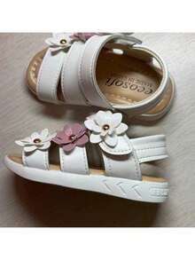 Classic 3-Flower Design Roman Style Summer Kids Breathable Hollow Beach Sandals, Fashionable, Cute, Soft Sole, Ultra-Light, Versatile For Daily Wear