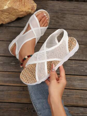 Plus Size Girls/Teens' Comfortable Platform Soft-Sole Sandals, The Net Design Of This Sandal Allows Your Feet To Breathe Freely, The Soft Sole Feels Like Walking On Clouds. Whether Strolling The Streets Or Heading To The Beach, This Sandal Will Add A Touch Of Casual Comfort To Your Summer Days.