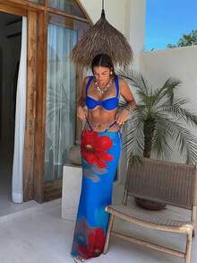 女士皇家蓝宽肩带钢圈比基尼及大碎花印花中长裙三件套。采用高弹亲肤面料，舒适透气。宽肩带钢圈罩杯提供良好支撑，裙摆上的大碎花印花吸睛夺目。侧边系带可调节松紧。是度假和海滩出游的理想之选，打造度假风情造型。 - 藍色 - 查看 6