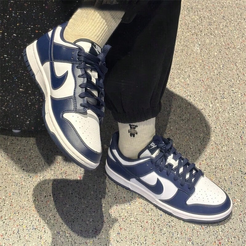 Nike Dunk Low Retro 2026 para hombre, nuevos tenis deportivos casuales de estilo vintage con patchwork y bloques de color, zapatillas de skateboard de caña baja, HF5441-107 - Azul y blanco - Ver 1