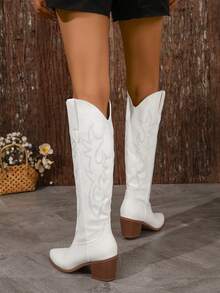 Stivali ricamati, nuovi stivali in denim alti fino al ginocchio con tacco alto spesso e look retrò, per un aspetto alla moda, di stile europeo e americano, per aumentare l'altezza.