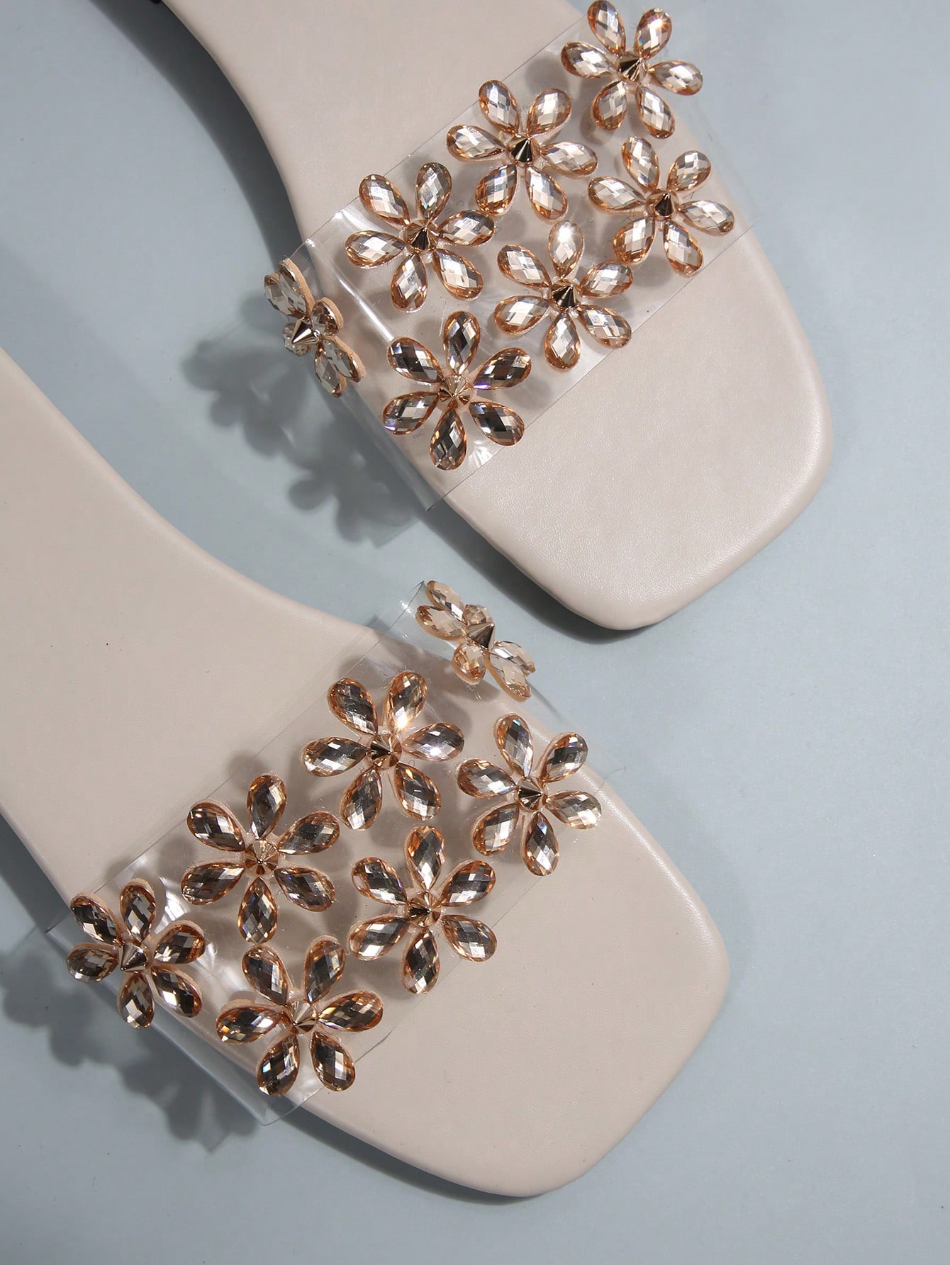 نعال صيفية نسائية للخارج بتصميم معدني قابلة للارتد...