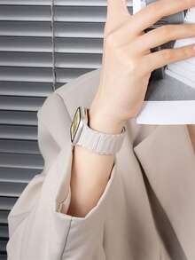 1条男女通用硅胶磁吸表带，兼容表带，兼容 Series 38mm、40mm、41mm、42mm、44mm、45mm、46mm、49mm - Series Ultra/11/10/9/SE/8/7/6/5/4/3/2/1 - 星光色 - 查看 3