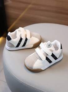 Ces chaussures de première marche pour tout-petits conviennent aux enfants de 1 à 4 ans, avec un design à boucle et à crochet, une semelle souple et une tige souple, pour un usage extérieur
