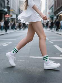 1/5 双心形双杠女式中筒袜，白色和绿色拼色，柔软休闲舒适，适合情人节、四季、万圣节和圣诞节的中筒袜