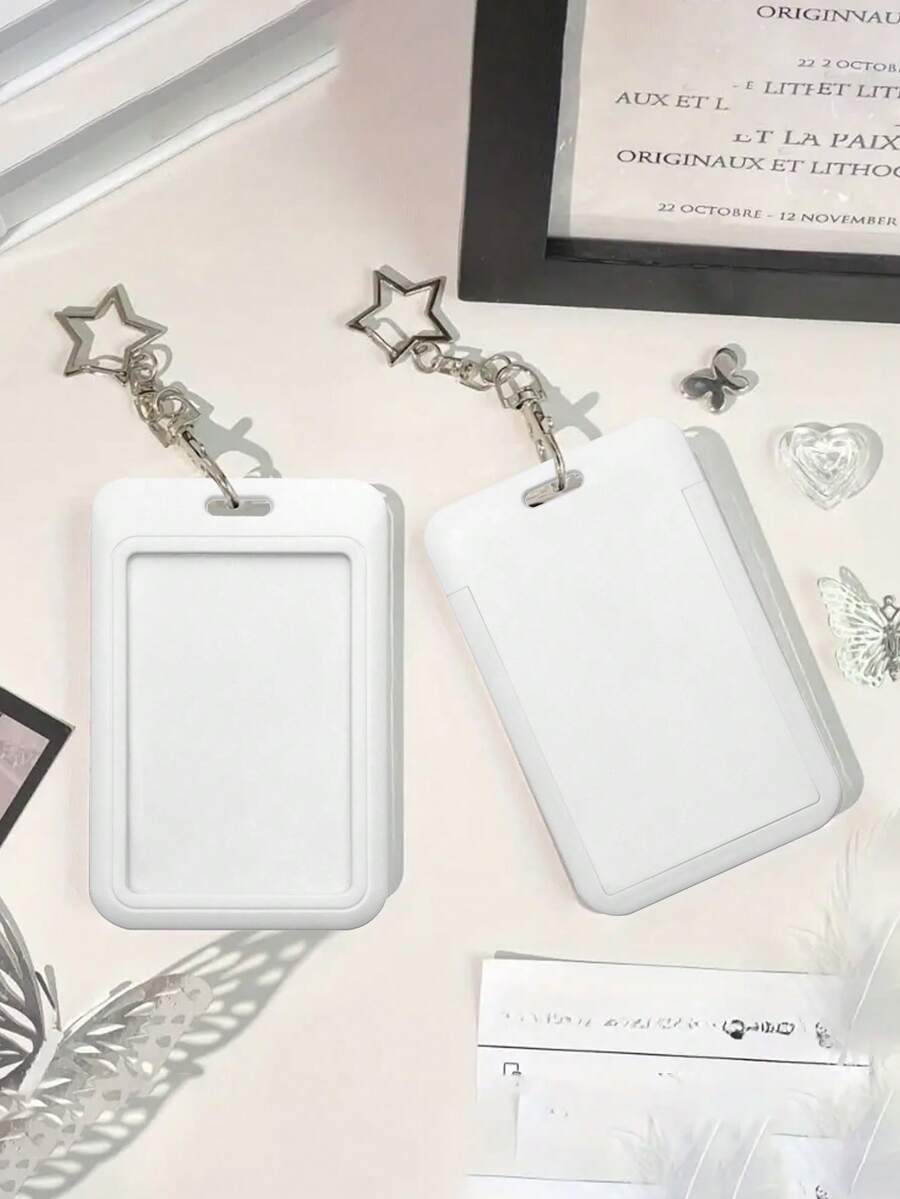 白色星形卡包挂件，可作包包挂饰、钥匙扣，可收纳身份证、会员卡、照片等，具有保护功能。适合日常使用、装饰或作为礼物送给朋友、家人、爱人，是情人节、生日、母亲节、开学季的理想之选。 - 白色 - 查看 1