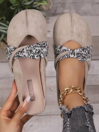 Fransk stil inomhustofflor för kvinnor, sommar utomhuskläder 2025 Ny utgåva Mild stil Lämplig med klänning, mule-slides