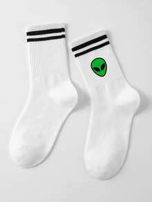 زوج من جوارب متوسطة الطول باللون الأبيض مع تصميم غريب الأطوار. هذه جوارب للكبار بطبعات كرتونية فضائية، مناسبة للرجال والنساء على حد سواء. الجسم الأبيض للجوارب مقترن بخطين أسودين. - متعدد الألوان - مشاهدة 7