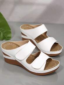 Sandalias de plataforma vintage con suela gruesa y colores lisos en parches, nueva colección verano 2025 para mujer. Elaboradas en superior transpirable, cómoda puntera redonda, de fácil puesta, con cuña ligera, ideales para uso diario.
