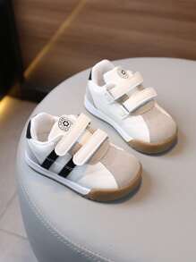 Ces chaussures de première marche pour tout-petits conviennent aux enfants de 1 à 4 ans, avec un design à boucle et à crochet, une semelle souple et une tige souple, pour un usage extérieur