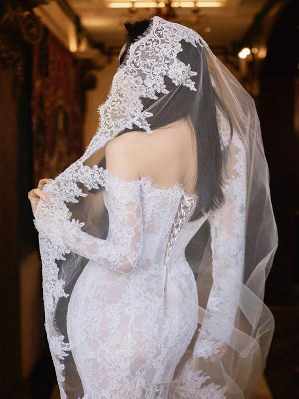 1pc Luxury Wide Lace Trim 2m Long Bridal Veil, Outdoor Party Lawn Wedding, Church Wedding Hair Comb Trailing Long Veil, Fashion Accessory For Wedding Dress