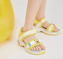 Skechers Sandalias de playa con diseño de panda para niños y niñas - Blanco/Amarillo - Ver 3