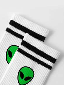زوج من جوارب متوسطة الطول باللون الأبيض مع تصميم غريب الأطوار. هذه جوارب للكبار بطبعات كرتونية فضائية، مناسبة للرجال والنساء على حد سواء. الجسم الأبيض للجوارب مقترن بخطين أسودين. - متعدد الألوان - مشاهدة 8