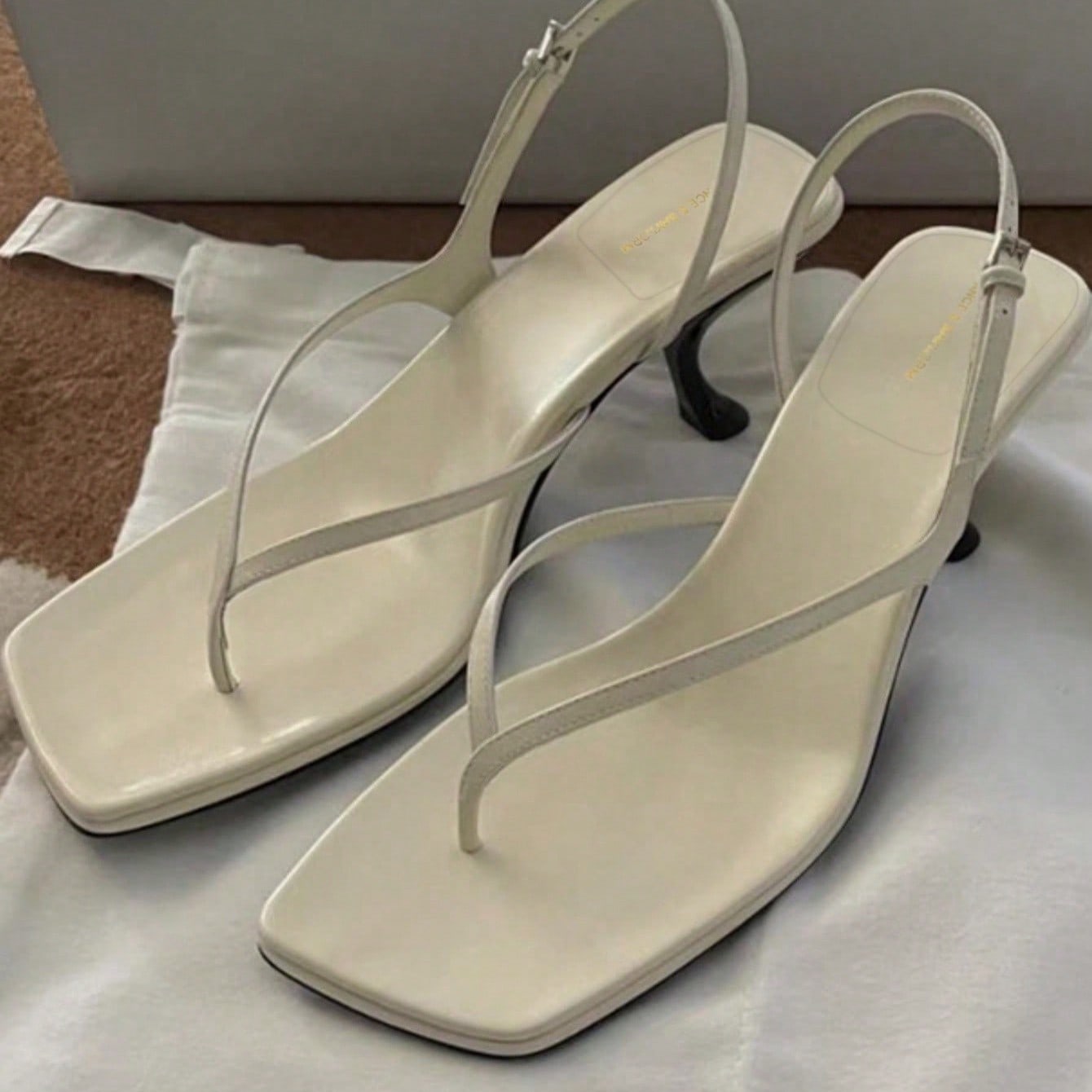 Sandalias de tacón alto estilo francés para mujer, nueva versión de verano con correa de cuero, tacón fino, tacón de cuña, correa trasera, chanc