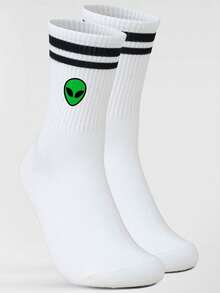 زوج من جوارب متوسطة الطول باللون الأبيض مع تصميم غريب الأطوار. هذه جوارب للكبار بطبعات كرتونية فضائية، مناسبة للرجال والنساء على حد سواء. الجسم الأبيض للجوارب مقترن بخطين أسودين. - متعدد الألوان - مشاهدة 4