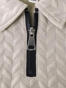 Outfit casual estivo per ragazzo, composto da polo con colletto e zip, maniche corte, e pantaloncini
