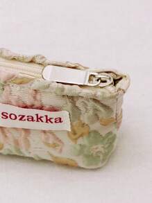 1 pièce Sac de maquillage en tissu jacquard rose à motif floral haut de gamme, fashionable et casual, grande capacité, fermeture éclair portable. Sacs de cosmétiques essentiels pour les voyages et les vacances pour serviettes hygiéniques, tampons, écouteurs filaires, écouteurs, casques, chargeurs, rouges à lèvres, cosmétiques, parfums, soins de la peau et produits de beauté, décoration de la maison, pour maman, femmes, infirmières, étudiantes, filles d'école, clés, cadeaux de vacances, pour la plage de vacances, la collection de salle de bain, la collection de chambre, grande capacité
