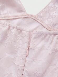 Vestido de fiesta elegante de longitud media con cuello en V, cintura ceñida y estampado floral texturizado, color rosa - Rosa - Ver 10