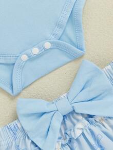 Conjunto de 3 piezas para bebé niña, con estampado de letras, cuello redondo, manga corta, mono, cintura elástica, pantalones cortos, diadema - Azul - Ver 5