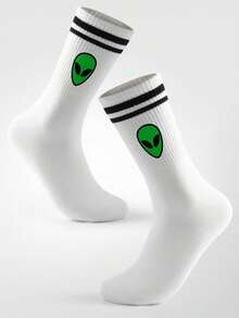 زوج من جوارب متوسطة الطول باللون الأبيض مع تصميم غريب الأطوار. هذه جوارب للكبار بطبعات كرتونية فضائية، مناسبة للرجال والنساء على حد سواء. الجسم الأبيض للجوارب مقترن بخطين أسودين. - متعدد الألوان - مشاهدة 1