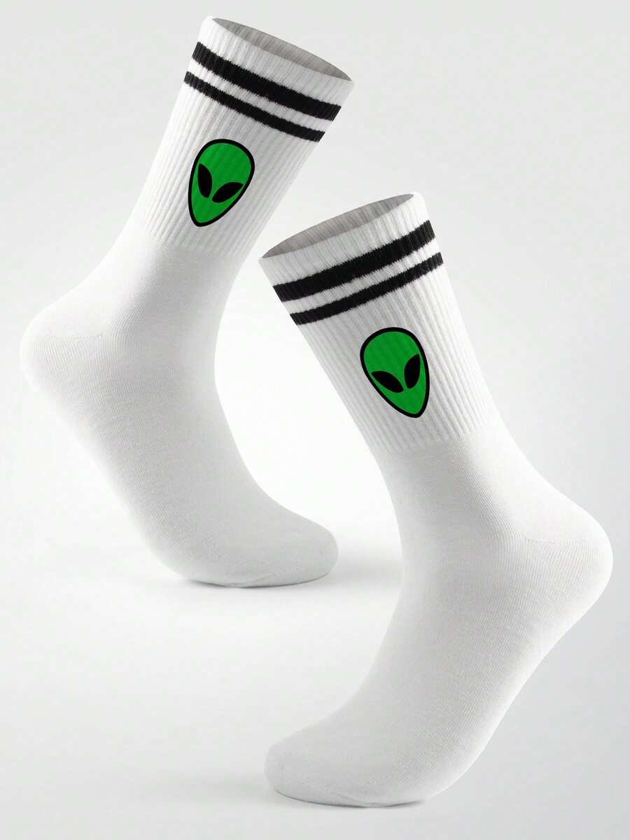 زوج من جوارب متوسطة الطول باللون الأبيض مع تصميم غريب الأطوار. هذه جوارب للكبار بطبعات كرتونية فضائية، مناسبة للرجال والنساء على حد سواء. الجسم الأبيض للجوارب مقترن بخطين أسودين. - متعدد الألوان - مشاهدة 1