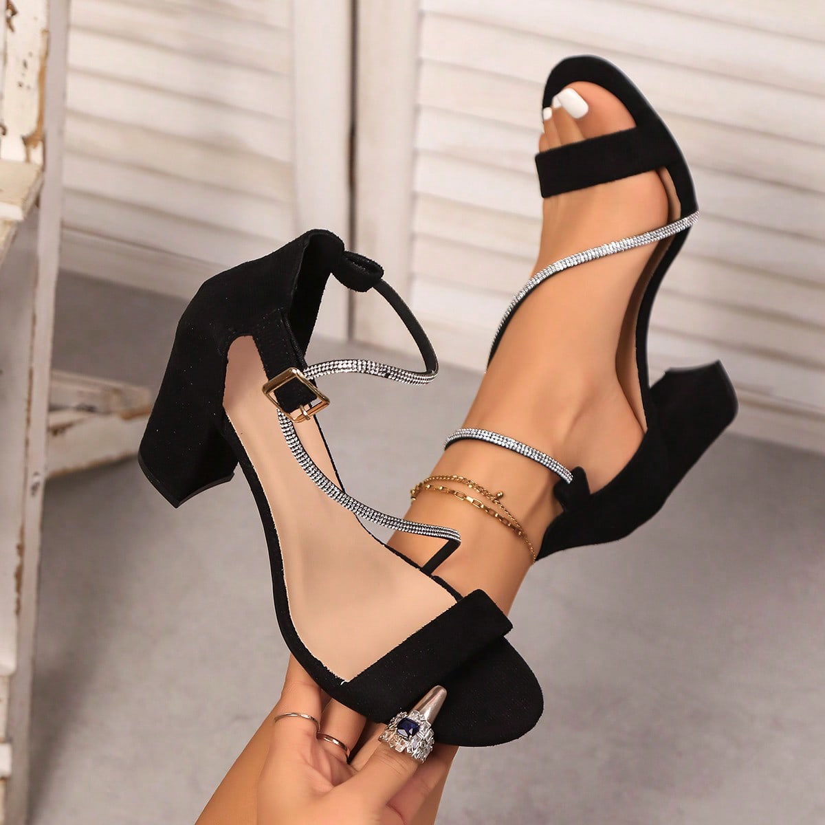 Sandalias de mujer Nuevas primavera/verano 2025. Diseño de tiras, punta abierta, sexy, tacón grueso negro, tacón medio, con tobillera, de moda y ve