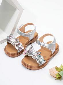 Ein Paar modische flache Sandaletten mit Schmetterlingsmuster in Silber für Säuglinge und Kleinkinder Mädchen, geeignet für den Sommer. Babyschuhe, Kinderschuhe - Silber - Übersicht 4