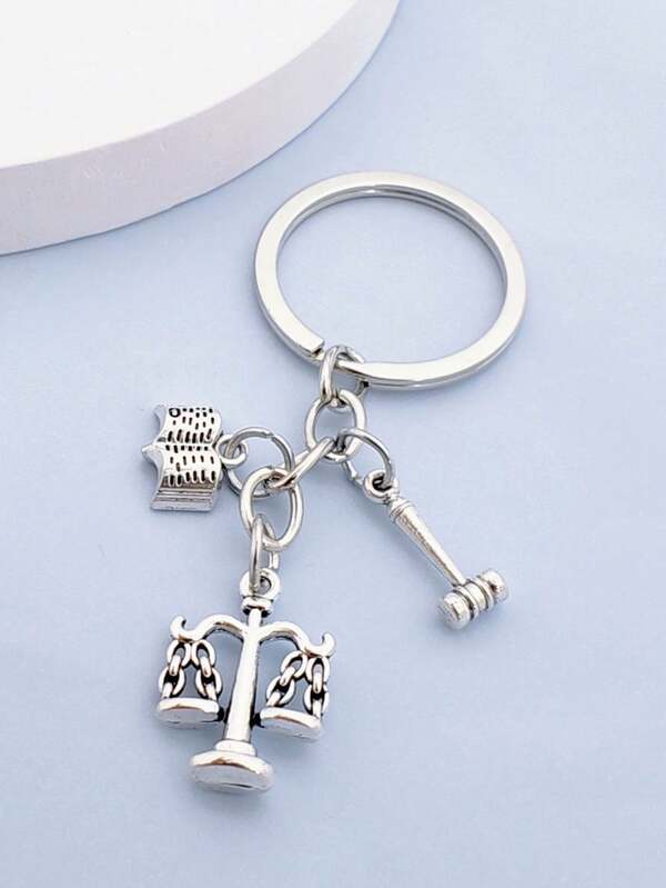 1 قطعة مفتاح سيارة جديد وإبداعي بشكل ميزان العدالة للمحامين وطلاب القانون والقضاة، مطرقة القانون والميزان، إكسسوارات سيارة جذابة، هدايا عيد الميلاد وأعياد المعلمين، إكسسوارات هالوين وY2K، حامل بطاقة هوية وشارة حقيبة