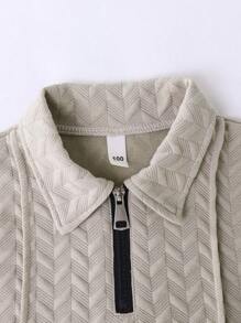 Outfit casual estivo per ragazzo, composto da polo con colletto e zip, maniche corte, e pantaloncini