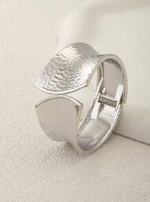 1 pièce Bracelet jonc asymétrique minimaliste pour femmes, design de base avec fermoir à charnière et goutte d'eau. Bracelet fantaisie de base pour le port quotidien, avec une surface en miroir polie et robuste