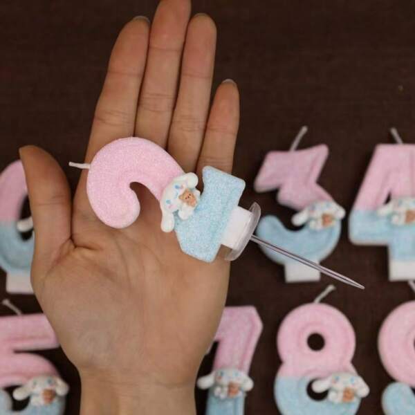 Sanrio 1 Stück Sanrio Cinnamoroll Charakter Kuchen Kerze, geeignet für Cinnamorells Geburtstag, hundeförmige Nummer Kerze, süße rosa Kuchen Deko für Kinder, elegantes Design, jugendlicher Stil, hochwertige Kuchenausstattung