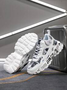 Zapatillas deportivas casuales de estilo casual con parche con letra, estampado de graffiti aleatorio, cordones y suela gruesa para hombre. Versátiles y adecuadas para el uso al aire libre, ligeras y cómodas para correr.