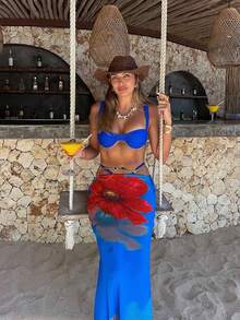 女士皇家蓝宽肩带钢圈比基尼及大碎花印花中长裙三件套。采用高弹亲肤面料，舒适透气。宽肩带钢圈罩杯提供良好支撑，裙摆上的大碎花印花吸睛夺目。侧边系带可调节松紧。是度假和海滩出游的理想之选，打造度假风情造型。 - 藍色 - 查看 1