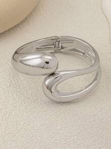 1 pièce Bracelet jonc asymétrique minimaliste pour femmes, design de base avec fermoir à charnière et goutte d'eau. Bracelet fantaisie de base pour le port quotidien, avec une surface en miroir polie et robuste