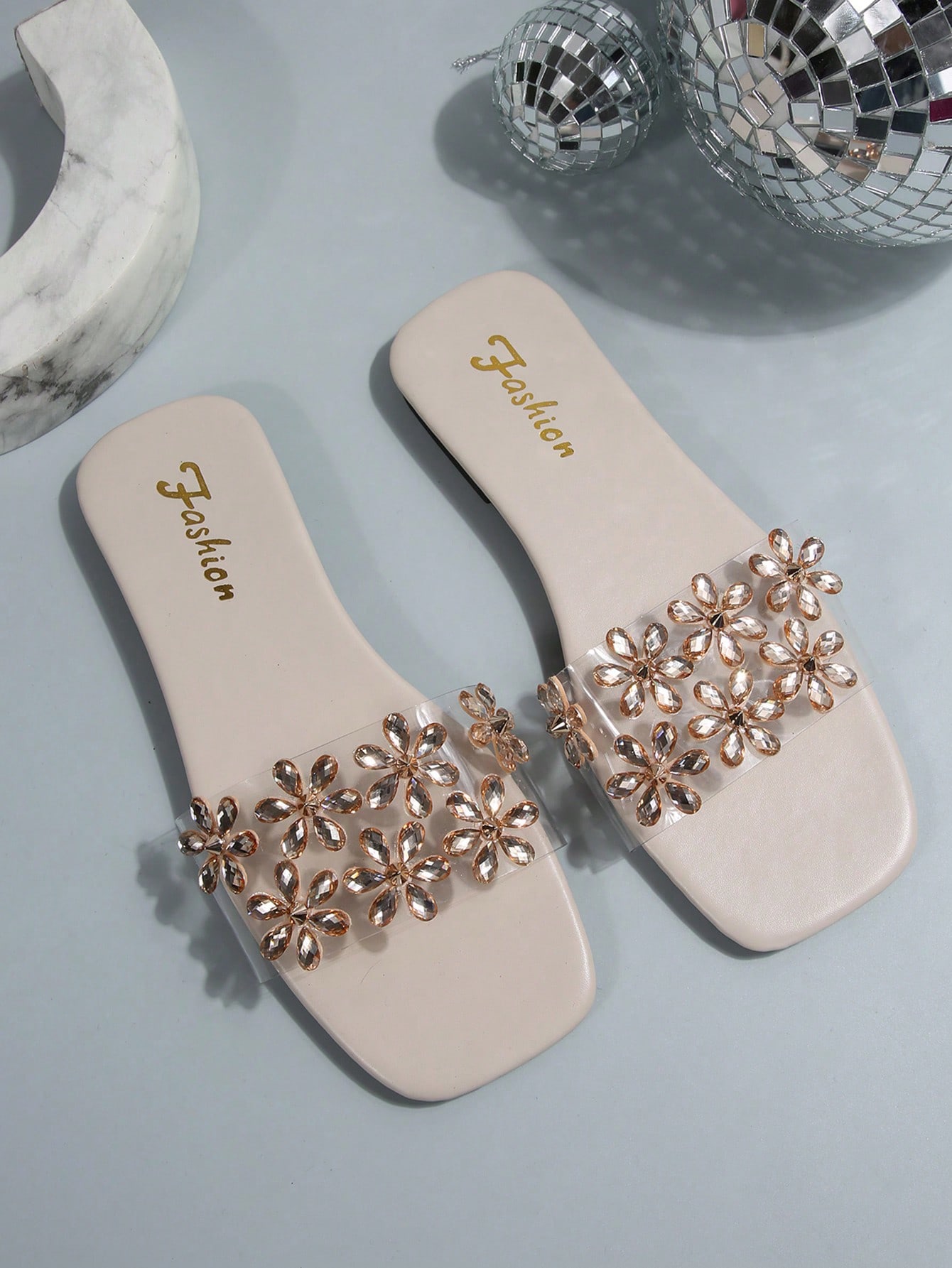 نعال صيفية نسائية للخارج بتصميم معدني قابلة للارتد...