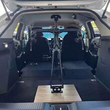 Szybkozłączka do mocowania przedniego widelca rowerowego MOTSUV – wytrzymały stop aluminium, wielokolorowy, odłączany uchwyt przedniego widelca, z mechanizmem zaciskowym i ochronną gumową uszczelką, zapewnia transport