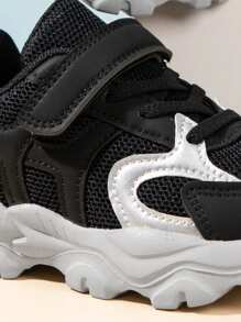 1 par de zapatos deportivos casuales de malla negra unisex, de diseño versátil de moda, livianos y antideslizantes, aptos para primavera, verano y otoño