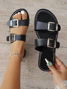 新款平底凉鞋，平扣双扣露趾复古简约轻便沙滩平底凉鞋。棕色、黑色、白色、咖啡色可选。可调节松紧带