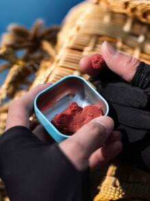 1 pezzo Portaesco portatile in latta, piccolo contenitore per mangime per pesci per la pesca in fiume, scatola porta-esca compatta e multifunzionale