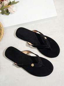 Sandales plates pour femmes avec décoration de rose en métal, couleurs noir et abricot, style bohème, bout rond, confortable avec semelle antidérapante et souple, tongs polyvalentes pour la plage, nouvelles arrivées pour l'été