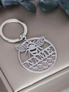 1个个性化蜂巢蜜蜂钥匙扣，不锈钢姓名钥匙圈，可定制姓名字母和名言。是馈赠亲朋好友的完美节日礼物。 - 彩色 - 查看 3
