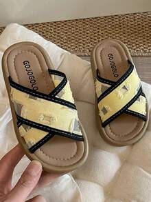 A Pair Of Children's/Girls' Slippers. The Upper Of The Shoe Features A Yellow Fabric With A Black Webbed Interlaced Design. The Yellow Part Has An Aged And Perforated Effect. The Sole Is Light Brown. The Overall Style Is Casual And Fashionable, With A Feel. It Is Suitable For Girls Aged 3 To 12 To Wear At Home Or For Short Outdoor Activities In Summer, And Can Show A Lively And Playful Elegant.