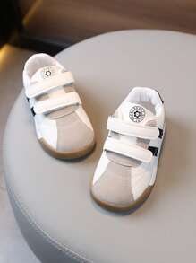Ces chaussures de première marche pour tout-petits conviennent aux enfants de 1 à 4 ans, avec un design à boucle et à crochet, une semelle souple et une tige souple, pour un usage extérieur