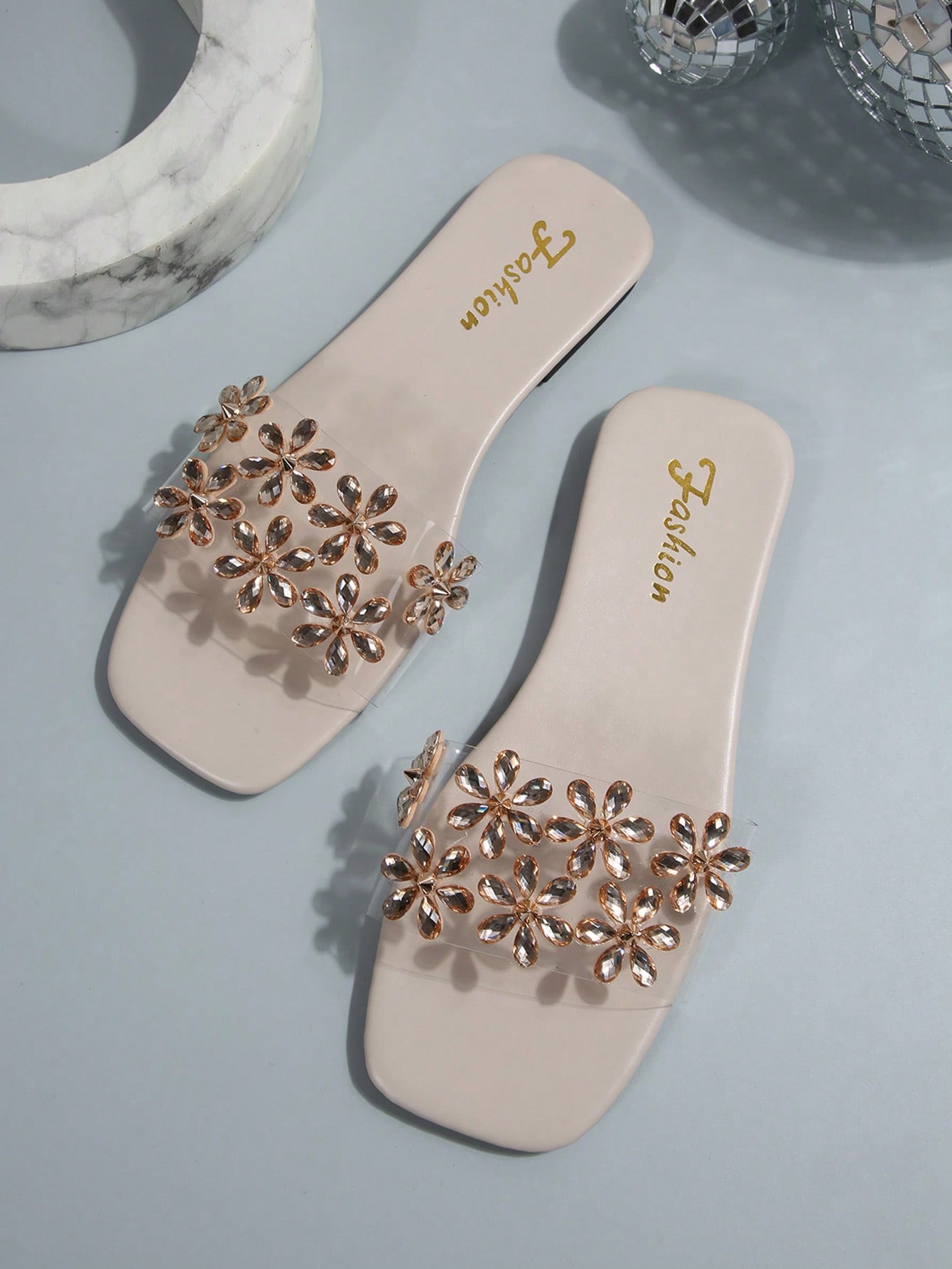 نعال صيفية نسائية للخارج بتصميم معدني قابلة للارتد...