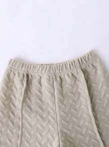 Outfit casual estivo per ragazzo, composto da polo con colletto e zip, maniche corte, e pantaloncini
