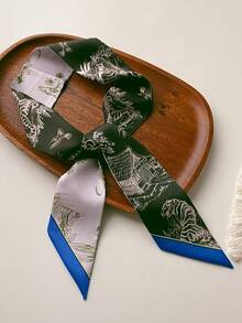 一条动物印花围巾可作为颈巾、头巾、头箍、发饰装饰，也可作为包包、衣服等的装饰，头巾、头箍、发饰、头箍是装扮的理想选择