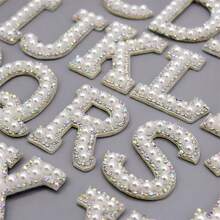 26 件 A-Z 字母贴片套装，3D 珍珠和水钻装饰字母贴纸，DIY 字母贴片配件，适用于衣服、包包、背包、织物、个性化礼品、新娘派对礼物、单身派对装饰 - 粉底白鑽 - 查看 12