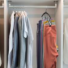 1 件节省空间的弧形衣架，适用于瑜伽裤和紧身裤 - 衣柜整理器，配有 10 个衣夹和橡胶涂层，适用于宿舍和卧室衣柜存储 - 彩色 - 查看 3